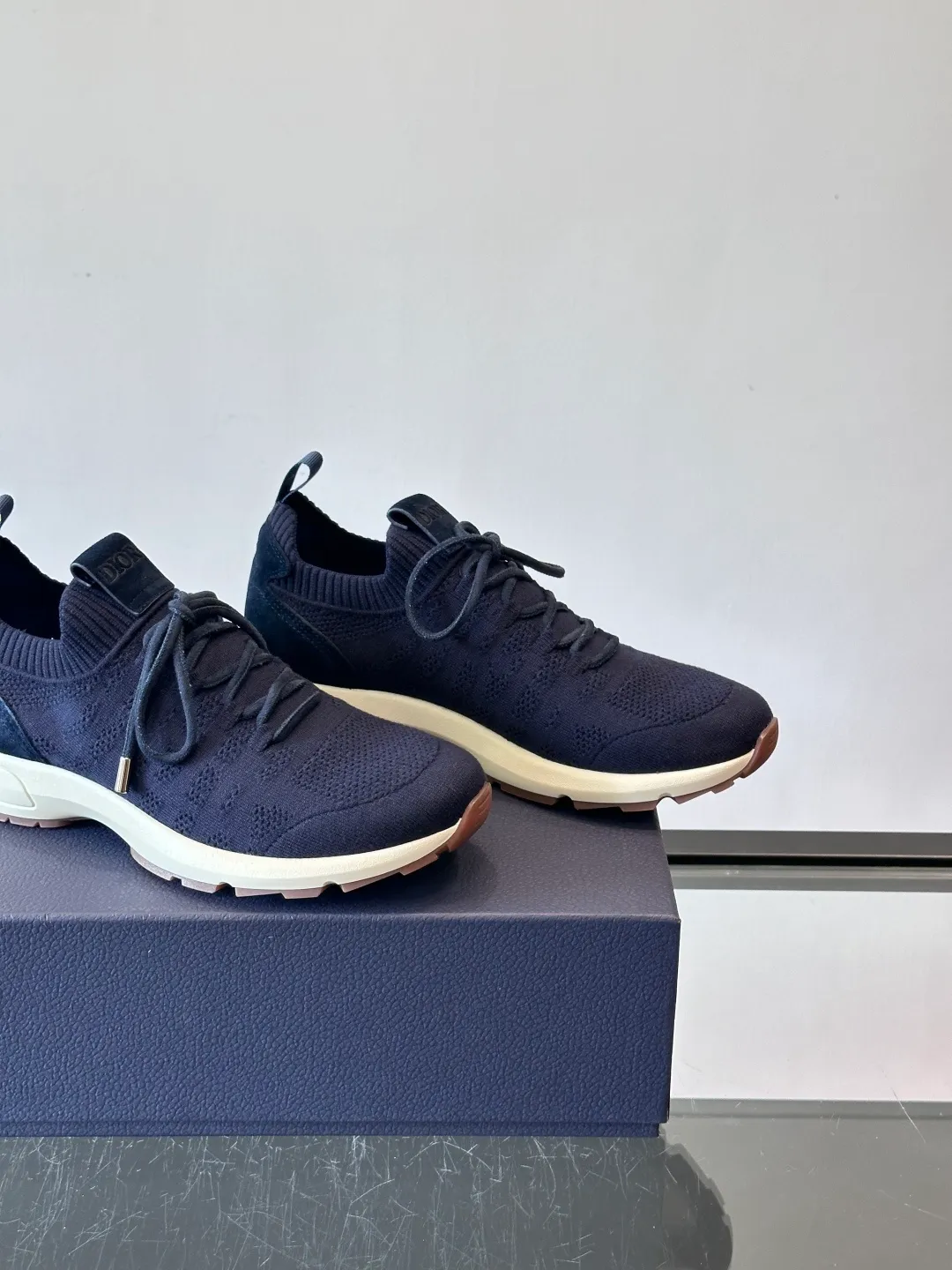 Men's Men's Shoes 💰p440 "Dior" B80 sneakers are a new product of Dior men's series, focusing on comfort and fashion. The upper is made of breathable mesh + fabric splicing, which is lightweight and fits the shape of the foot, making it super comfortable for daily wear. The sole is made of rubber, which has great grip and wear resistance, and is suitable for commuting or light sports. The overall style is simple, the gray tone is versatile, and the shoelaces are adjustable for a more stable fit. Designed by Kim Jones, it is both practical and trendy. It is one of the new hot items in early spring①. size: 39-45 (38.46 customized)